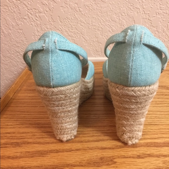 NWOT BearPaw women’s Tiffany Blue Sandals. - Picture 3 of 8